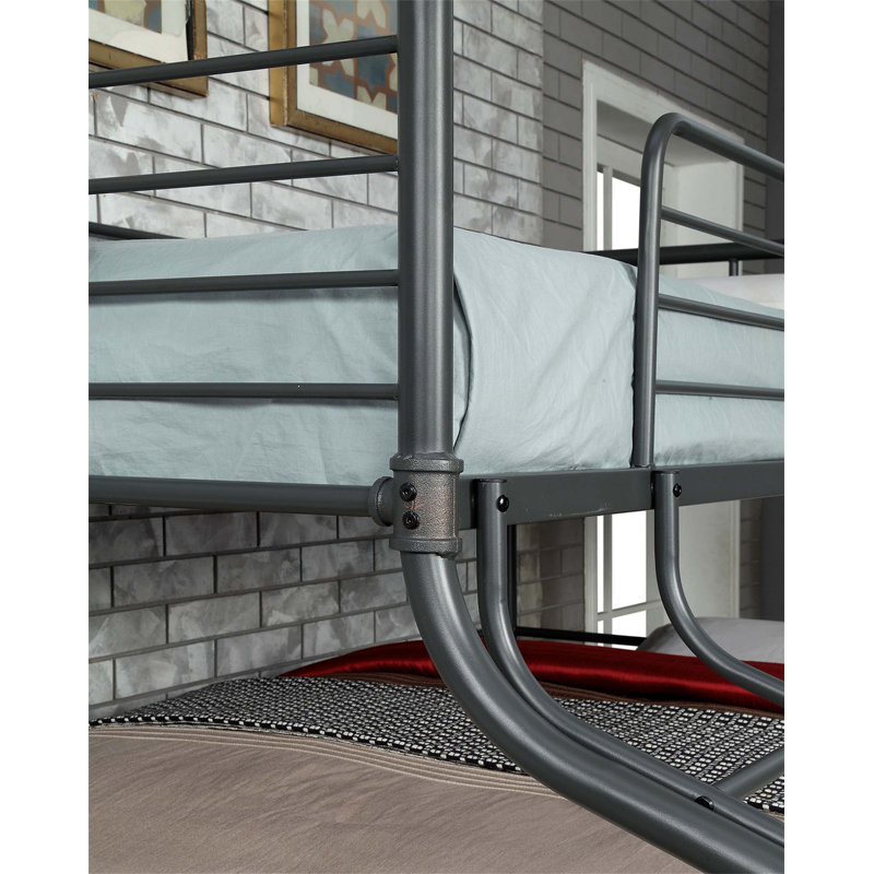 Lit superposé simple au-dessus d'un lit double de style industriel avec structure en métal, garde-corps et échelle incurvée