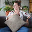 Coussin en feuille naturelle-813819039
