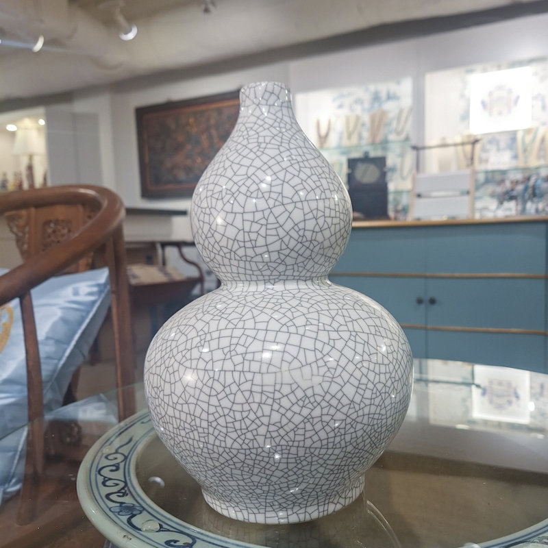 Vase en porcelaine blanc cassé