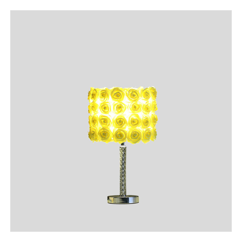 Lampe de table florale en acrylique 18,25 po avec abat-jour jaune.    