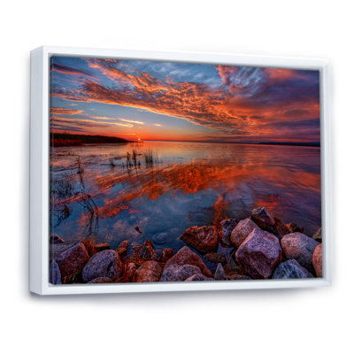 Placid Shore et nuages fantaisistes - on