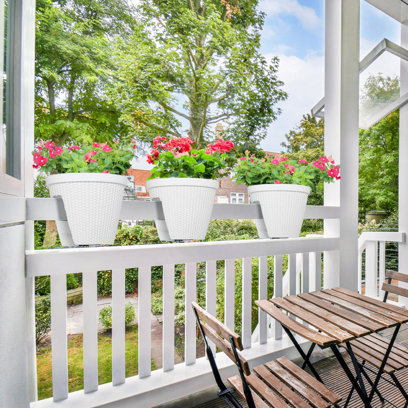 Quindarrius Outdoor Railing Planter, White