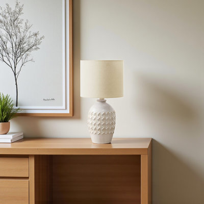 Lampe de table standard en céramique beige et ivoire Nami, H 18,2 po x l 9,37 po x P 9,37 po