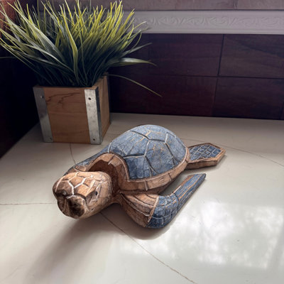 Figurine décorative de tortue marine en bois bleu côtier, avec détails sculptés blanchis à la chaux, 30 cm de large