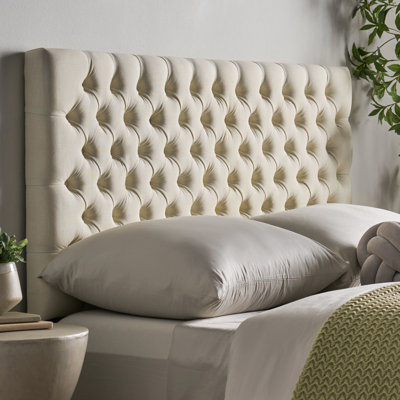 Tête de lit en tissu pour grand lit, avec une touche moderne et contemporaine à l'élégance du diamant