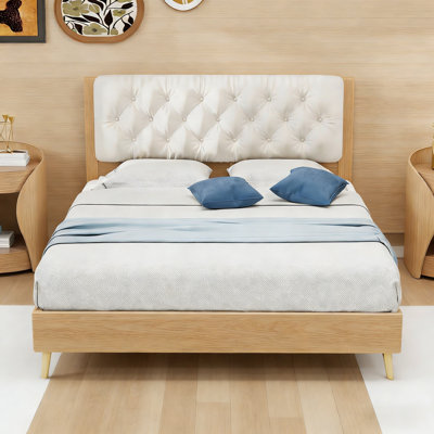 Le lit tapissier en suède beige est chaleureux et doux, rehaussant l'ambiance tranquille de la chambre principale, tandis que sa structure robuste crée un espace privé pour le repos.