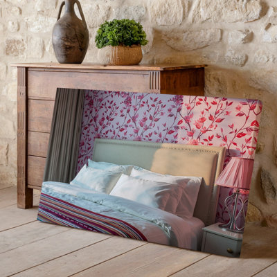 Toile, scène de chambre à coucher douillette avec tête de lit magnifiquement tapissée et art mural