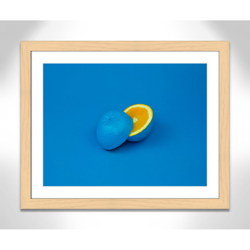 Pop orange en bleu par Davisuko, H 25 po x l 31 po x P 1,25 po, Papier naturel avec cadre cubique, Blanc