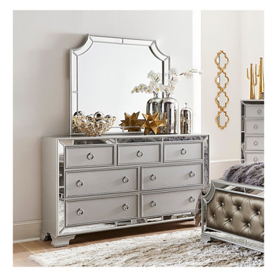 Commode 7 tiroirs à finition argentée glamour avec bordure miroir biseautée et poignées en faux cristal