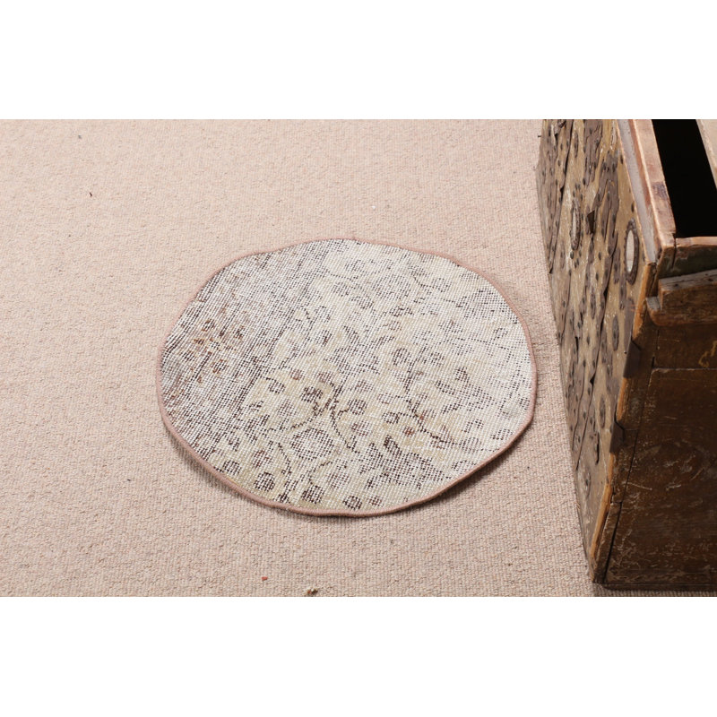 Le petit tapis turc beige rond et rétro offre un style anatolien authentique pour votre maison