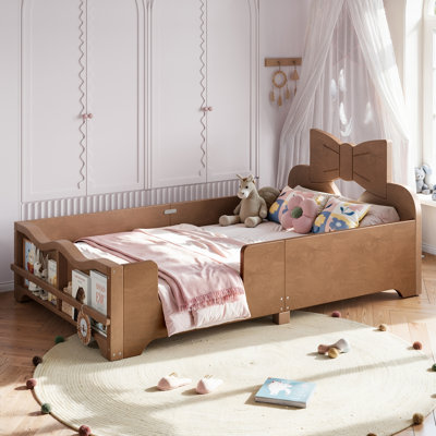 Lit plateforme simple pour enfant avec garde-corps complet, tête de lit en forme de nœud papillon et bibliothèque latérale intégrée, plancher en bois naturel, aucun sommier requis et conception basse. Naturel profond