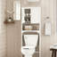 Armoire de toilette blanche minimaliste, combinant le rangement de la salle de bain avec un look épuré et sophistiqué.