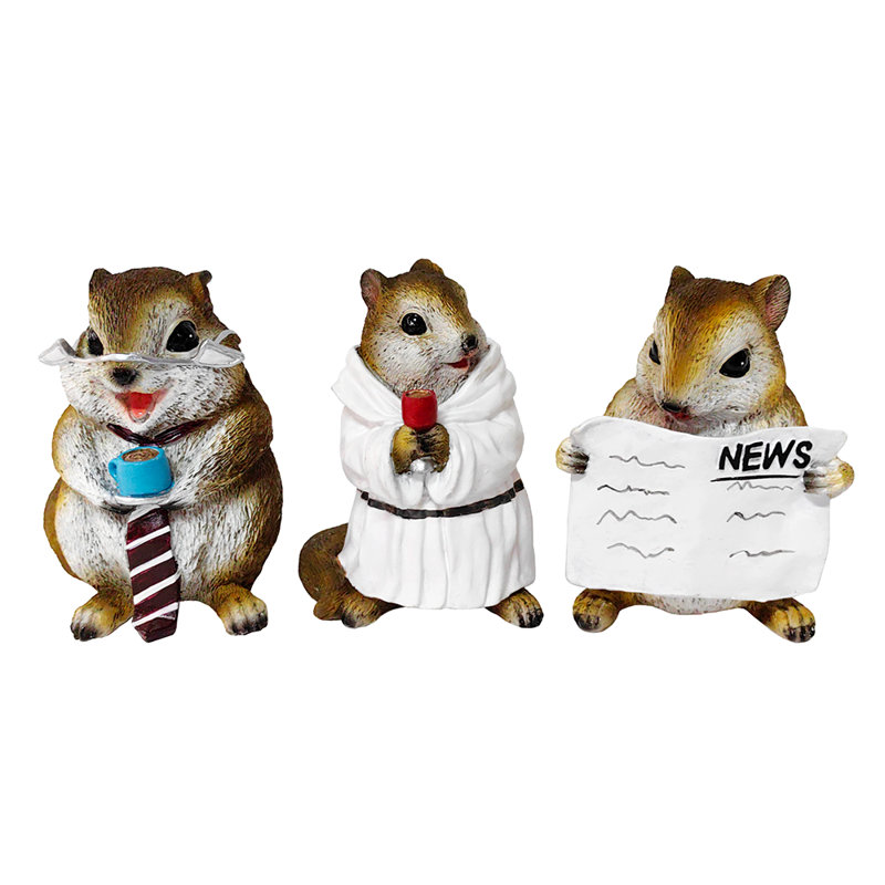 Ensemble de trois figurines fantaisistes, un joli bureau 5 pi