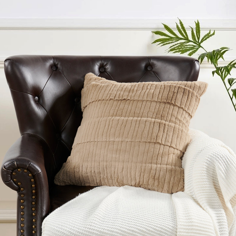 Housse de coussin en fausse fourrure à rayures sculptées, Taupe clair