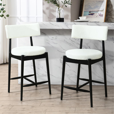 De 2 tabourets de comptoir de style Mid-Century moderne, noir et beige, avec une peau bouclée, une structure en bois d'hévéa, un repose-pieds en forme de I, un coussin rond rembourré pour le restaurant et la salle à manger, des pieds avec des grains,
