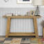 Canapé étroit, console à deux niveaux