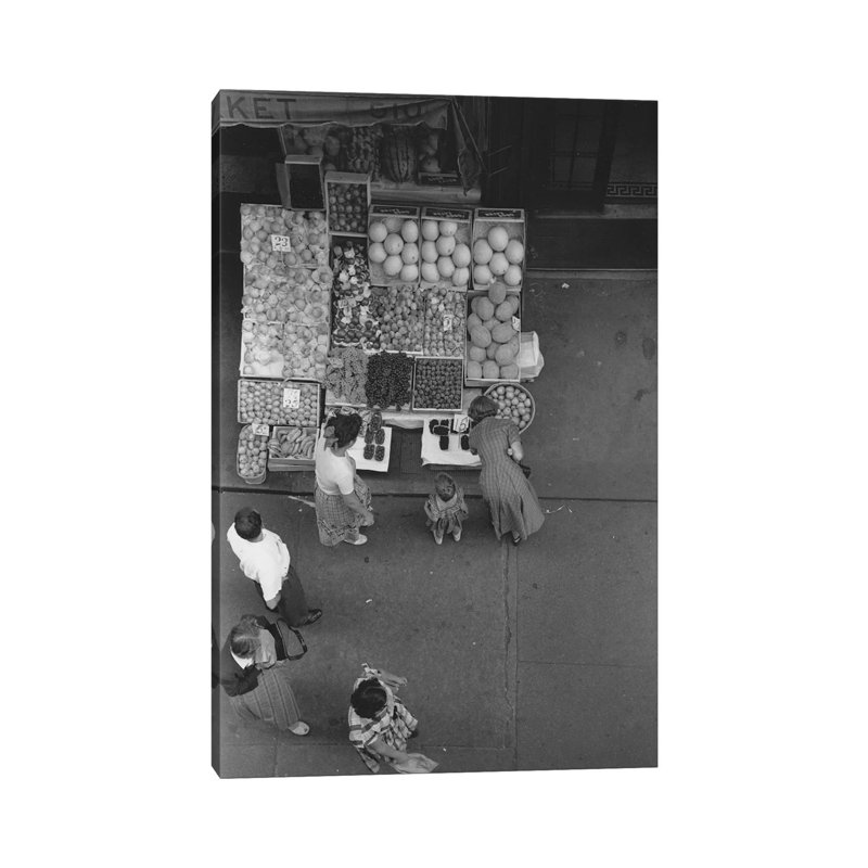 «Fruit Stand Fromabove NYC 1948» par Ruth Orkin - reproduction de photo, H 26 po x l 18 po x 1,5 po, Toile tendue, Aucun mat