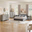 L'ensemble de chambre à coucher 4 pièces 4 pièces comprend une commode 8 tiroirs, une commode haute 6 tiroirs et 2 tables de chevet, gris