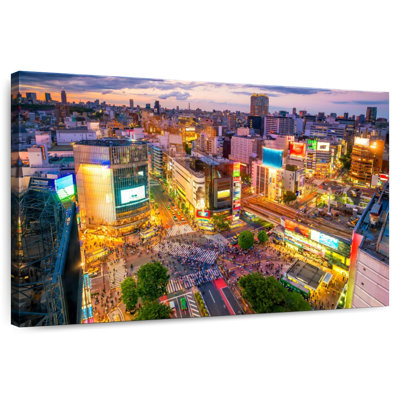 Sirci Shibuya traversant la nuit
