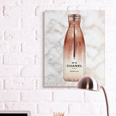 Bouteille d'eau sur marbre pour femmes