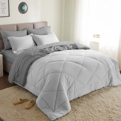 Grand lit gris clair dans un sac, ensemble d'édredon en duvet synthétique 7 pièces avec draps, taies d'oreiller et taies d'oreiller, literie douce toutes saisons