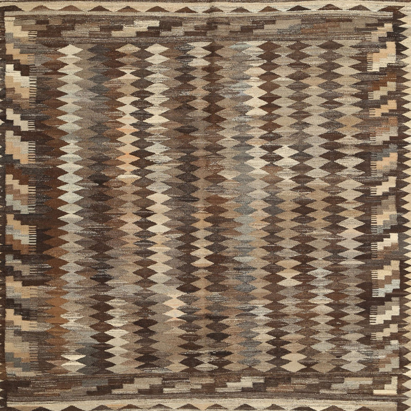 Tapis brun contemporain, Carré 4 pi