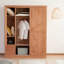 Une garde-robe en bois simple