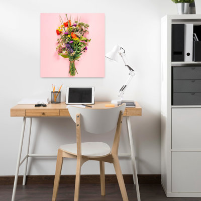 Art floral contemporain avec bouquet de fleurs sauvages