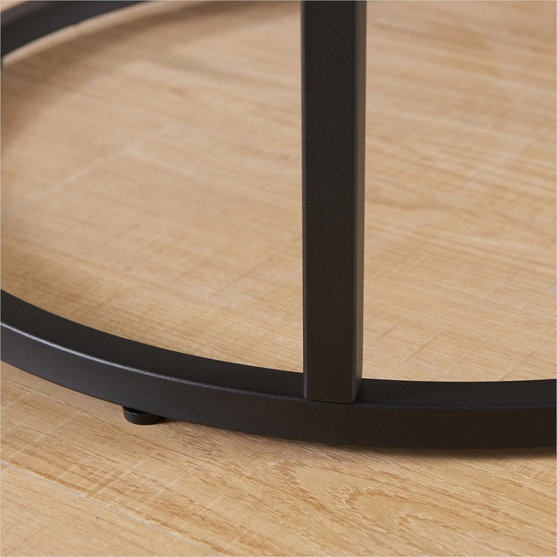 Ensemble de tables basses gigognes avec deux tables rondes, structure en métal industriel et finition en bois gris classique, idéal pour les petits salons