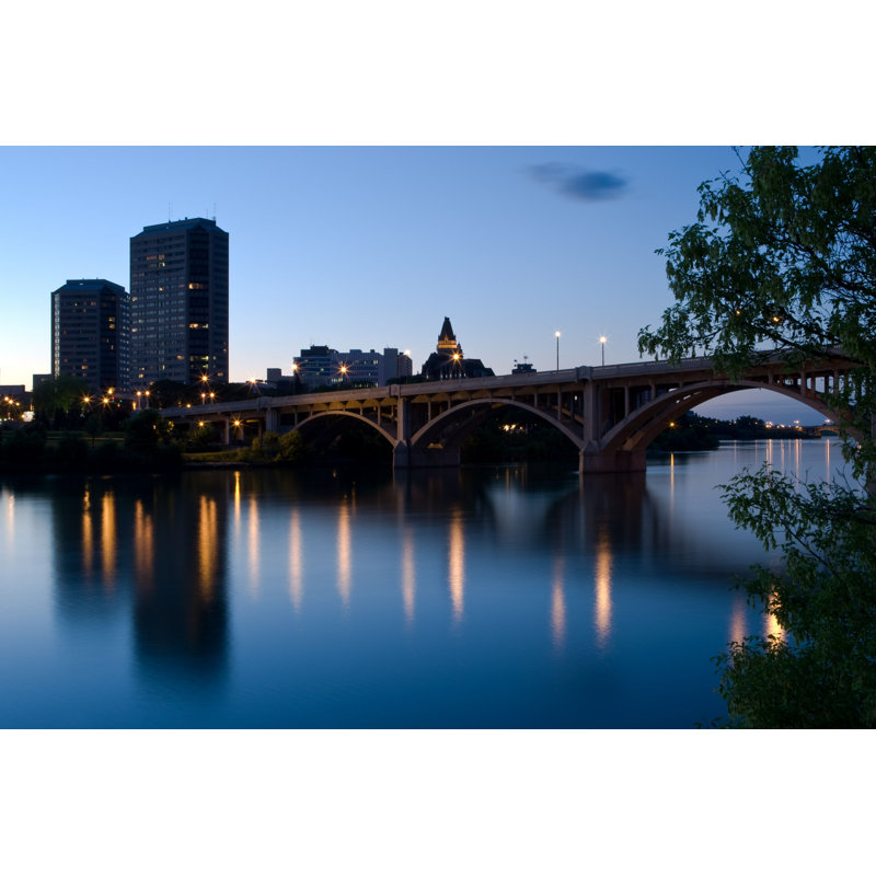 Saskatoon Skyline At Dusk par Chrisuhl - photographie sur toile tendue, H 8 po x l 12 po