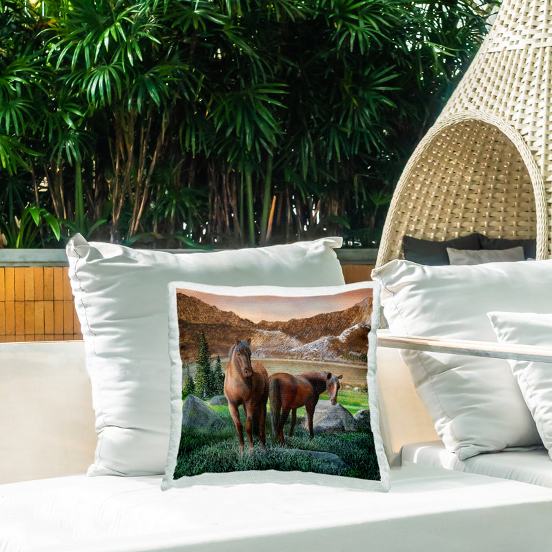 Coussin d'extérieur «Two Horses» par Mountain Daniel