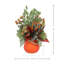 Centre de table d'automne avec eucalyptus et baies chanceuses dans un vase de citrouille