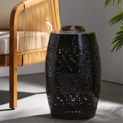 Table d'appoint noire de style transitionnel, structure en métal ajouré, sans assemblage, idéale pour les espaces extérieurs et intérieurs comme une terrasse ou un jardin.