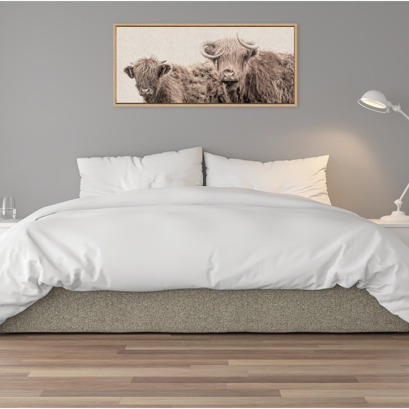 «Two Highland Cow Best Friends Color Neutral Linen Bright» par The Creative Bunch Studio, reproduction d'art sur toile encadrée