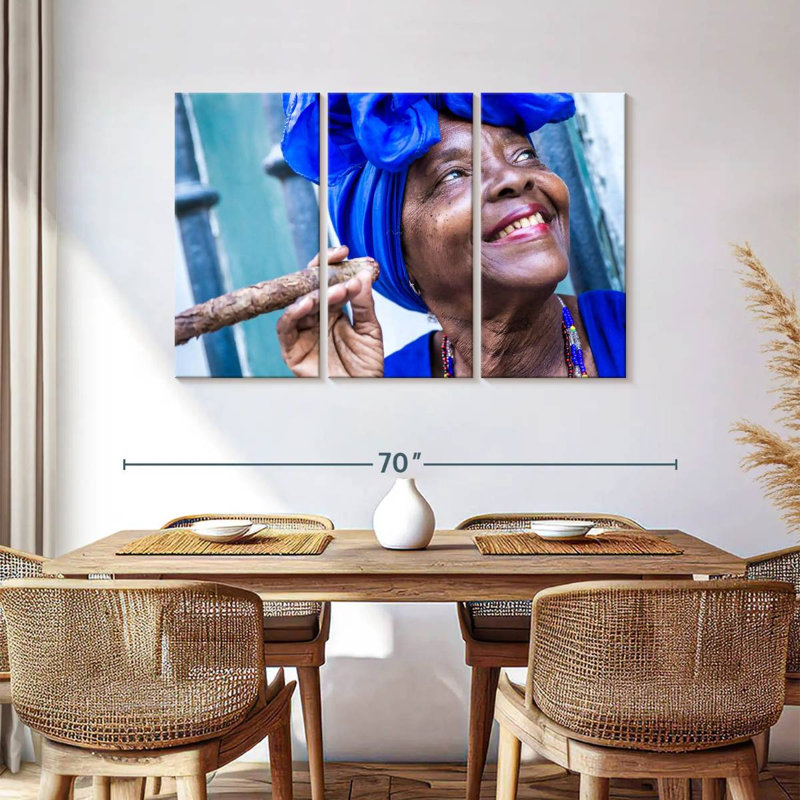 Femme cubaine Leisha qui fume, H 36 po x l 57 po