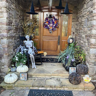 Couronne de crâne d'Halloween avec accents floraux oranges et arc rayé pour la porte d'entrée, fête d'horreur et décor extérieur