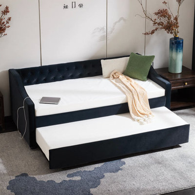 Lit de jour en velours avec couchette, port USB et poches latérales | Dossier capitonné à boutons, accoudoirs ondulés avec passepoil | Canapé-lit peu encombrant pour chambre à coucher, chambre d'amis ou salon
