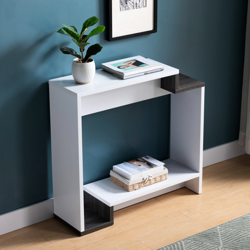 Console contemporaine blanche et grise, deux étagères ouvertes, structure à plusieurs niveaux, idéale pour les petites pièces. Ses éléments gris et ses détails raffinés décorent les petits espaces de divertissement.