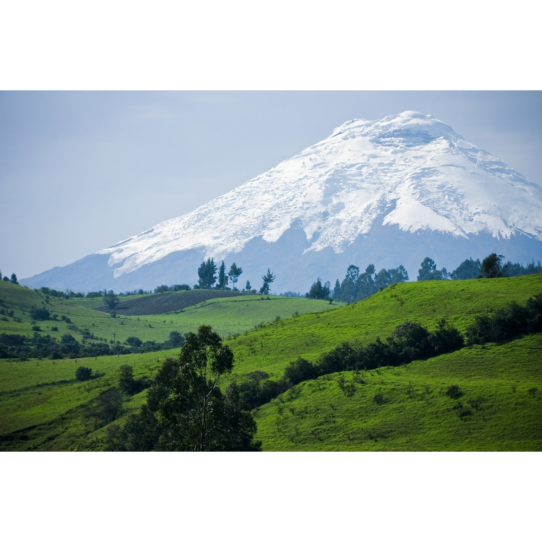 Vulkan Cotopaxi von Kalistratova - Kunstdrucke auf Leinwand