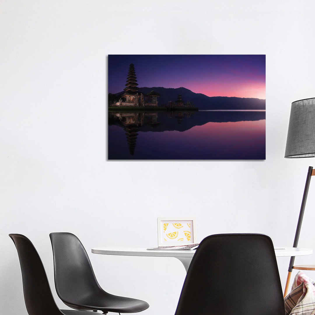 Ulun Danu Bratan Tempel in der Morgendämmerung von Merakiphotographer - Gallery-Wrapped Canvas Giclée on Canvas