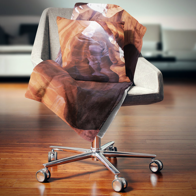 Coussin Designart Antelope, Square 16" x 16"