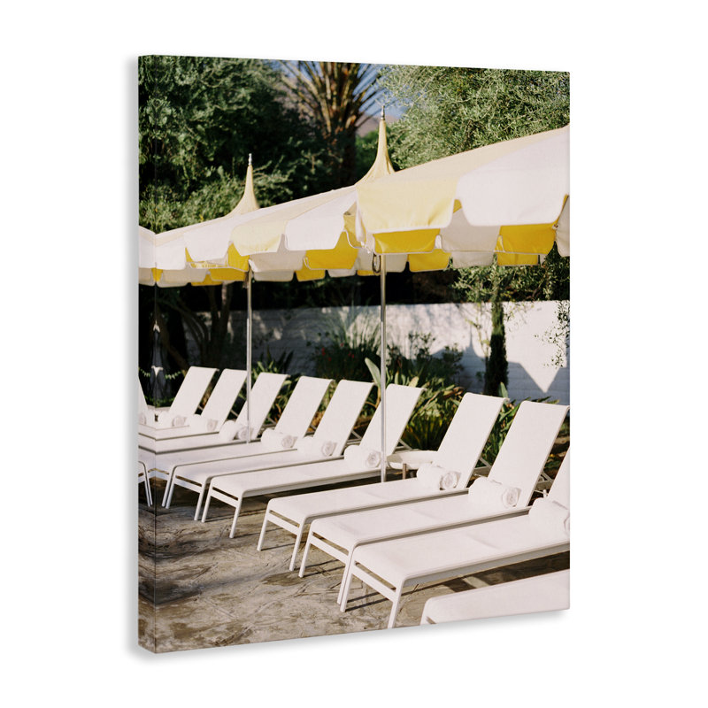 Art mural sur toile de chaises de plage près de la piscine par Justine Milton, H 48 po x l 36 po