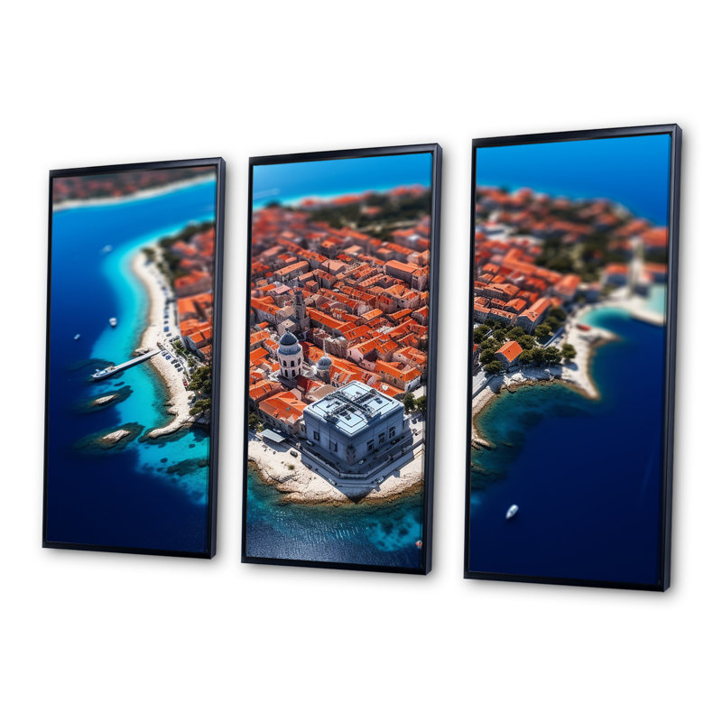 Vue aérienne du port italien - plage et océan, art mural, H 28 po x l 36 po x P 1 po, Cadre flottant noir
