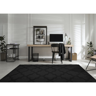 Tapis noir en polypropylène touffeté à motif géométrique Nasturtium