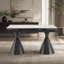 Table de salle à manger extensible à plateau en pierre: plateau de table en marbre blanc avec pieds fuselés en métal noir. Une table de salle à manger rectangulaire d'inspiration moderne et luxueuse pour un usage domestique, pouvant accueillir de 4 à 8 personnes.-695083028