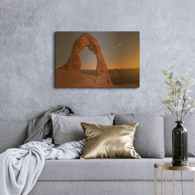 « Lune délicate - Parc national des Arches » par Darren White, tableau mural en métal doré, 91,4 cm x 61 cm