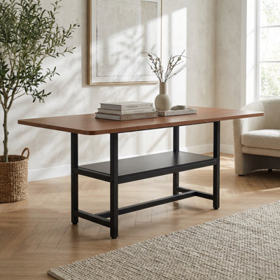 Table de salle à manger moderne noyer texturé avec plateforme de rangement et pieds en métal pour les réunions de famille et les repas de tous les jours