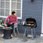 Barbecue au charbon portatif de 21 po avec roulettes et tablette inférieure, fumoir de barbecue avec évents réglables sur le couvercle pour le pique-nique du camping, noir