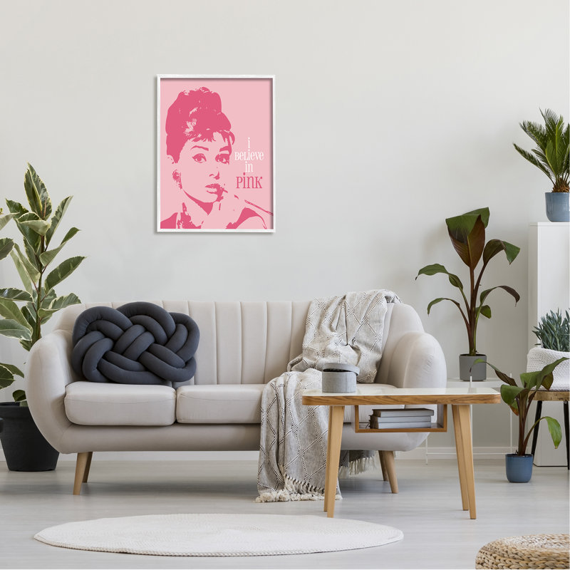 «Believe In Pink» Audrey Hepburn, L 24 po x H 24 po, Giclée encadrée blanc bord de mer