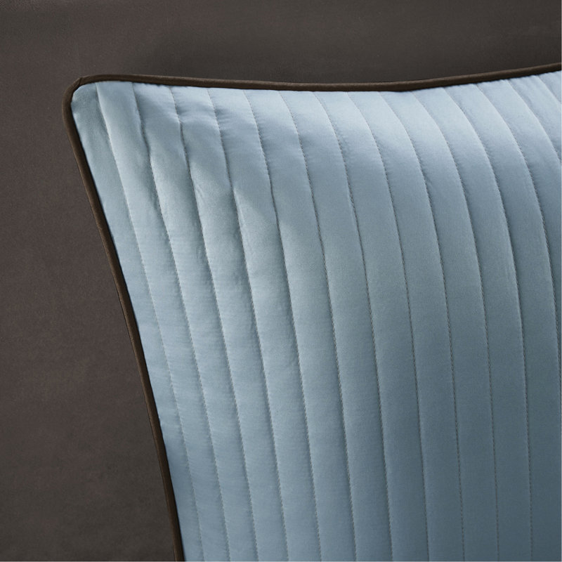 Literie pour très grand lit de 12 pièces avec draps en coton dans un abat-jour bleu / brun. Comprend un édredon, des taies décoratives, des oreillers et une jupe de lit. Édredon délicat, très grand. Bleu / brun Avec glamour